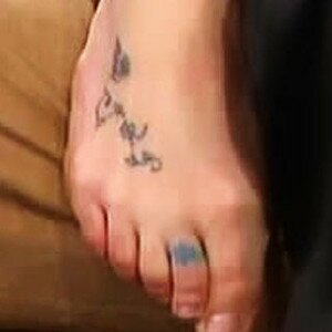Britne Spears - Tatouage - liane de vigne, fleur, papillon