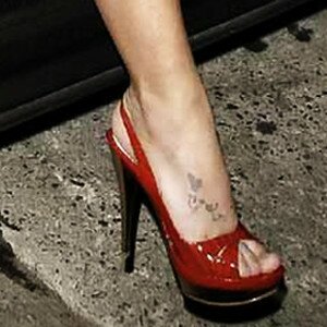 Britne Spears - Tatouage - liane de vigne, fleur, papillon