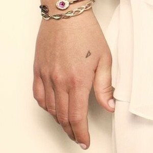 Tatouage : triangle - Britney Spers