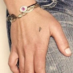 Tatouage : triangle - Britney Spers