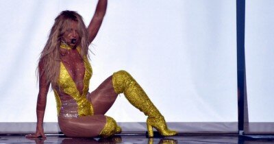 2016 - VMAs : Britney Spears Perform Make Me...